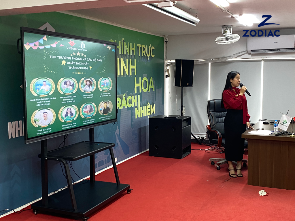 Sử dụng màn hình tương tác cho hoạt động họp tại Nhà Phố