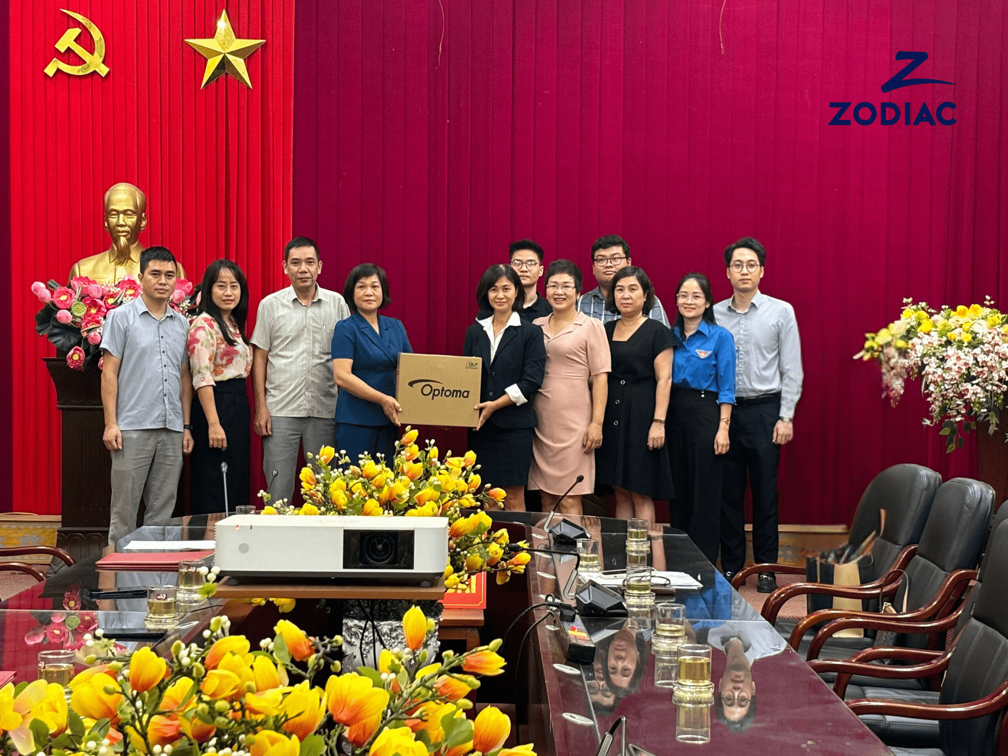 trao tặng máy chiếu Optoma cho Sở giáo dục và đào tạo Yên Bái