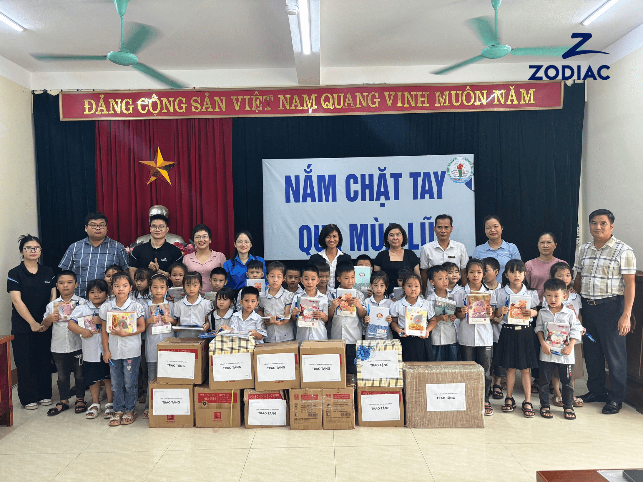 trao tặng phần quà đến tận tay các em học sinh trong chương trình Cùng em tới trường