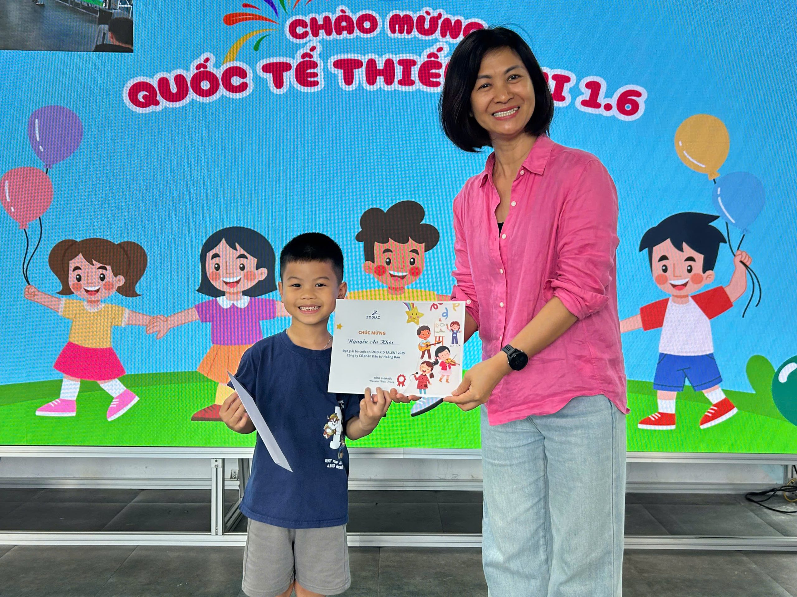 trao-qua-cho-cac-be