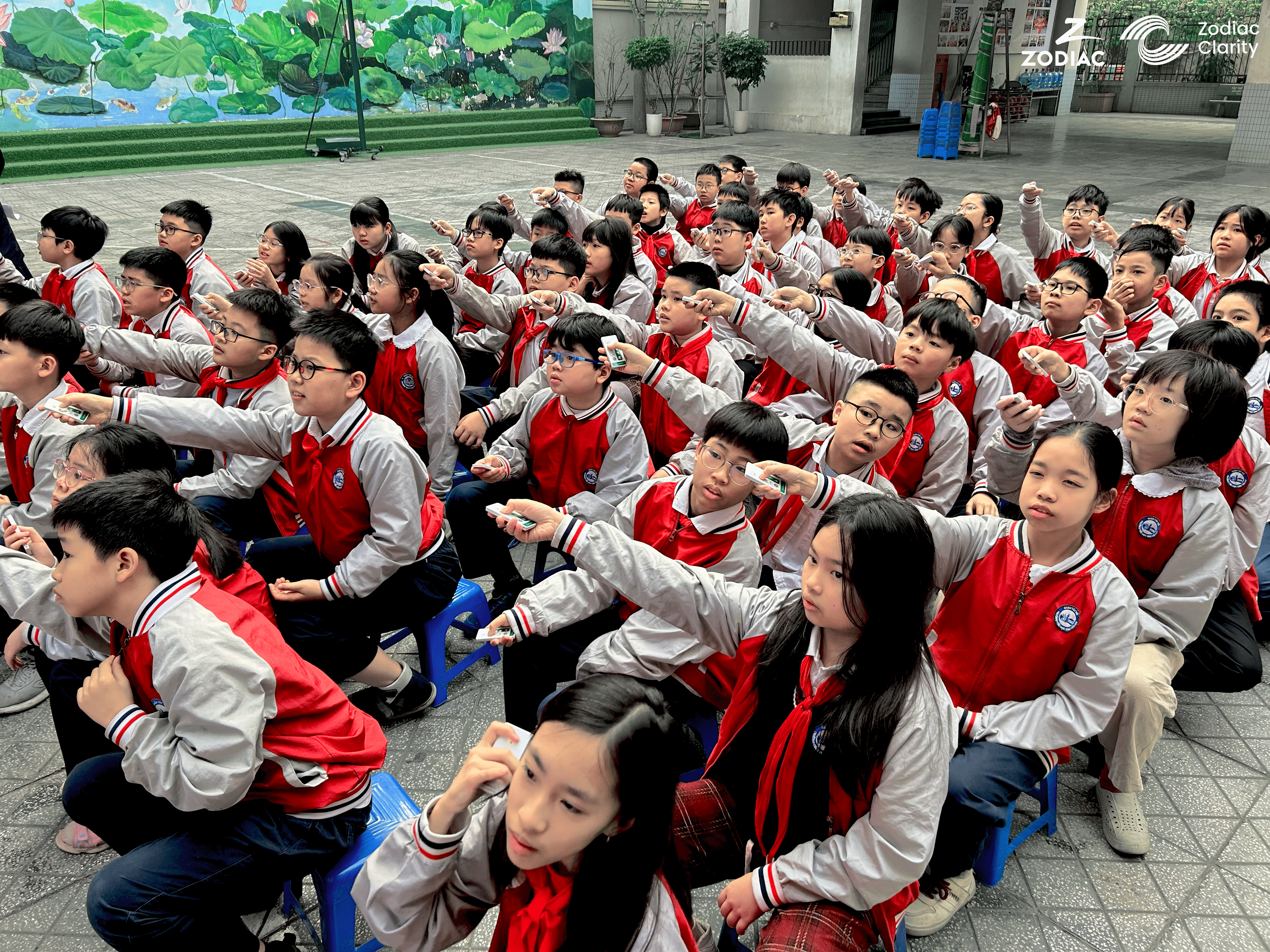 hoc-sinh-hao-hung-voi-cong-nghe-class-saathi