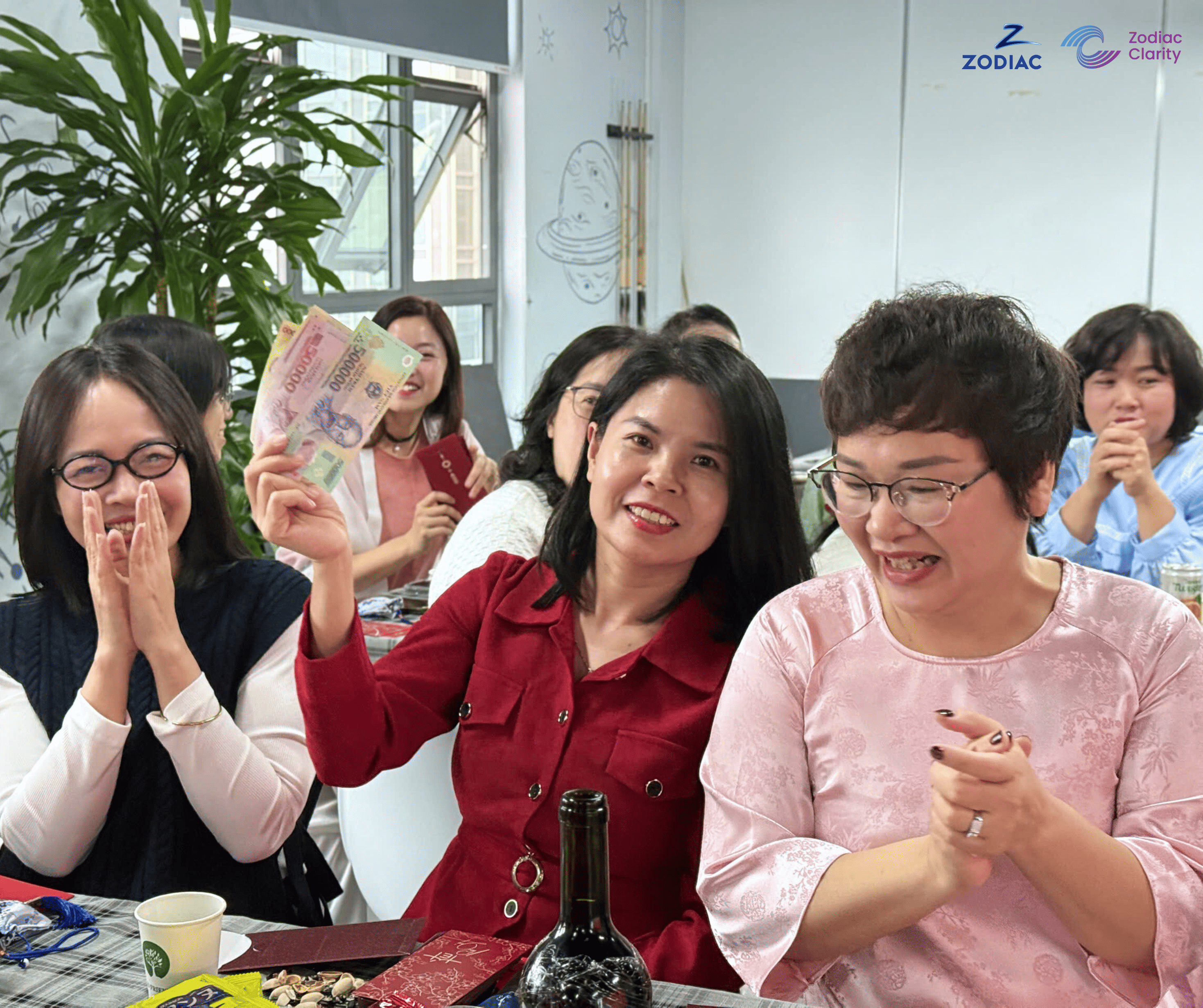 nhan-vien-zodiac-nhan-li-xi